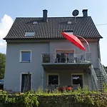 Souterrainwohnung Im Gruenen *