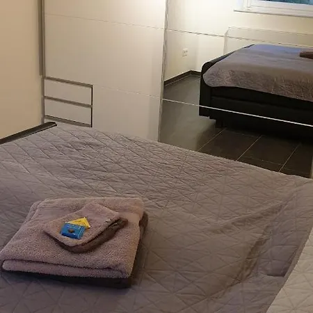 Souterrainwohnung Im Gruenen *